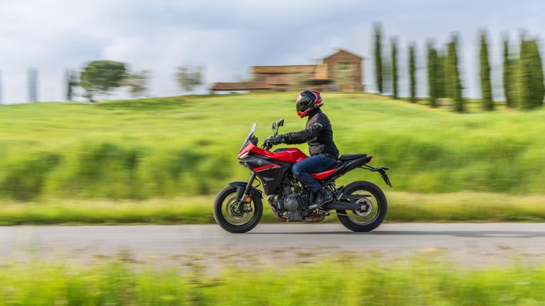 2025-Yamaha-MT07TR-EU-Redline-Action-004-03