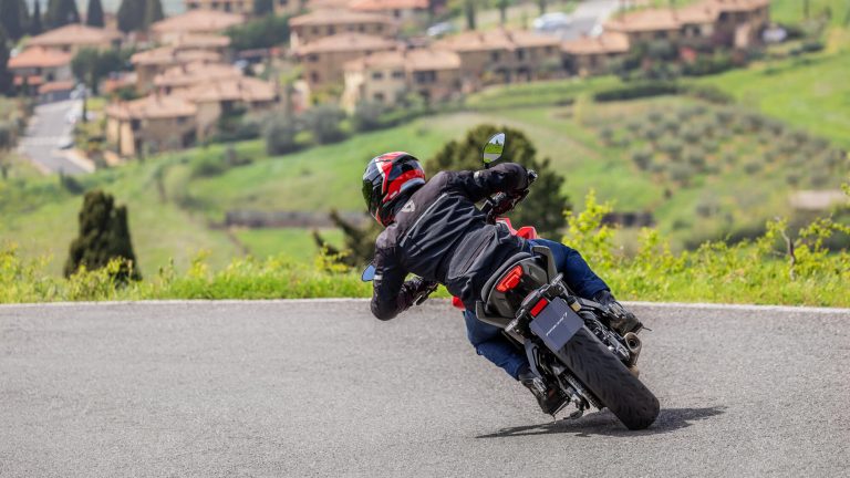 2025-Yamaha-MT07TR-EU-Redline-Action-006-03