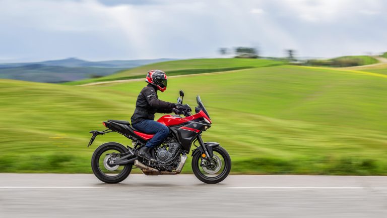 2025-Yamaha-MT07TR-EU-Redline-Action-008-03