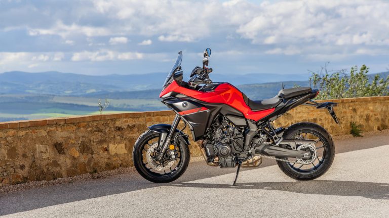 2025-Yamaha-MT07TR-EU-Redline-Static-003-03