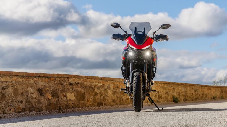 2025-Yamaha-MT07TR-EU-Redline-Static-004-03