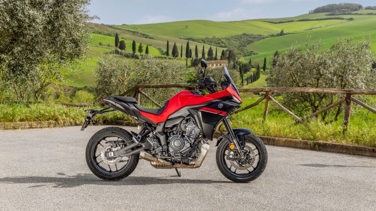 2025-Yamaha-MT07TR-EU-Redline-Static-006-03