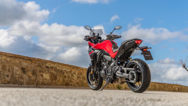 2025-Yamaha-MT07TR-EU-Redline-Static-007-03