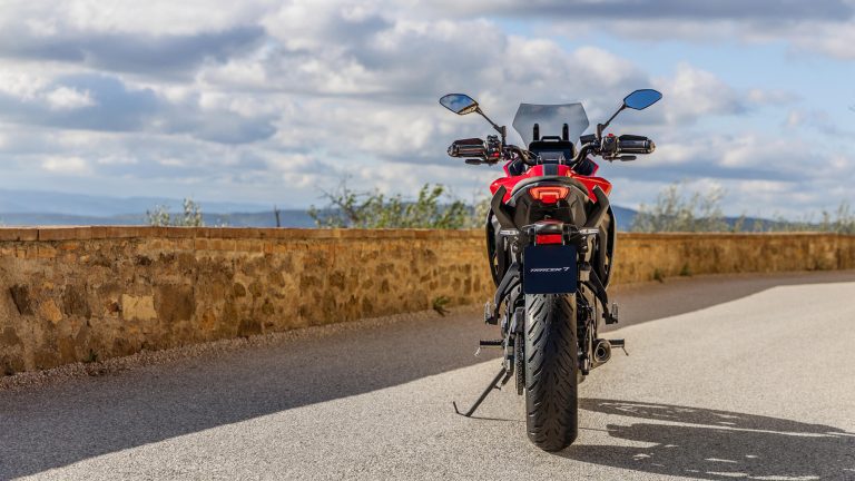 2025-Yamaha-MT07TR-EU-Redline-Static-008-03