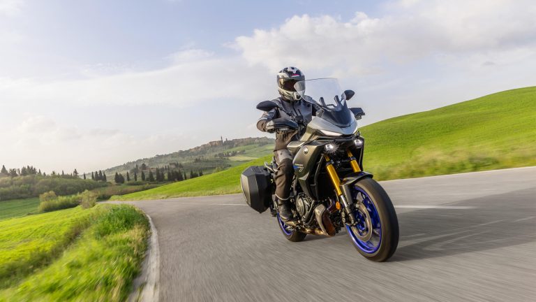 2025-Yamaha-MT07TRGT-EU-Icon_Performance-Action-001-03