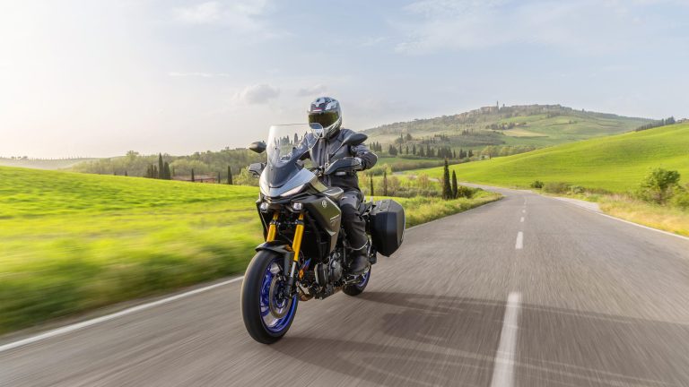2025-Yamaha-MT07TRGT-EU-Icon_Performance-Action-002-03