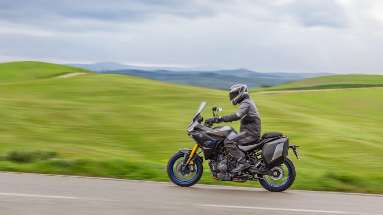 2025-Yamaha-MT07TRGT-EU-Icon_Performance-Action-004-03