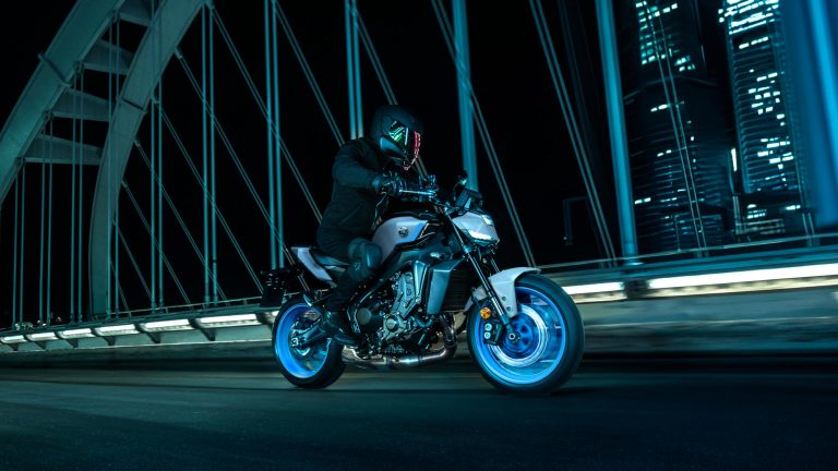 2025-Yamaha-MT09A-EU-Ice_Storm-Action-007-03