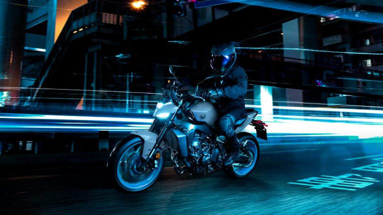 2025-Yamaha-MT09A-EU-Ice_Storm-Action-015-03