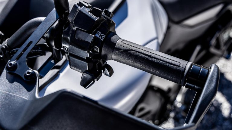 2025-Yamaha-MT09ATRDX-EU-Detail-002-03
