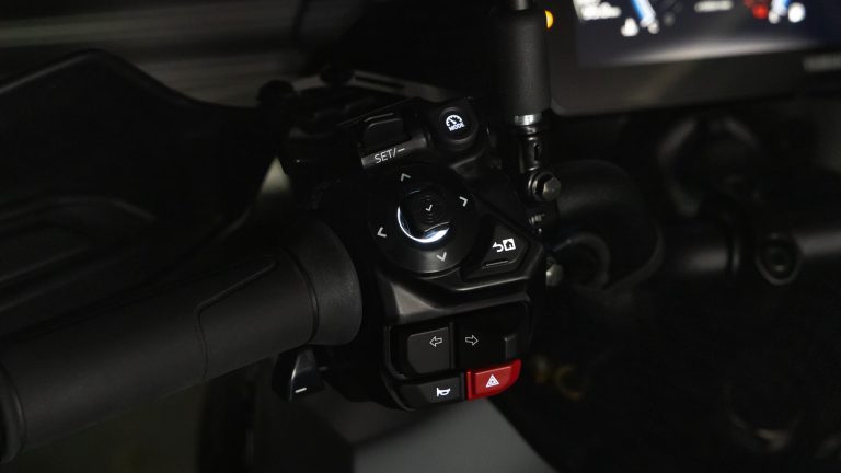2025-Yamaha-MT09ATRDX-EU-Detail-004-03