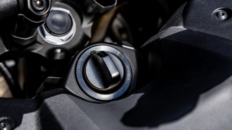 2025-Yamaha-MT09ATRDX-EU-Detail-008-03