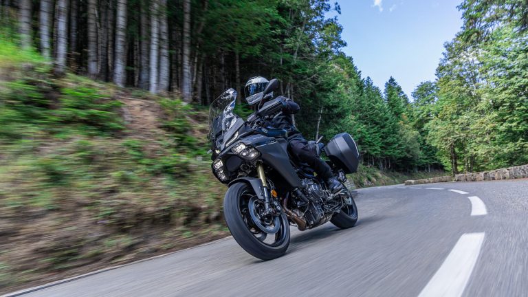 2025-Yamaha-MT09ATRDX-EU-Tech_Back-Action-003-03