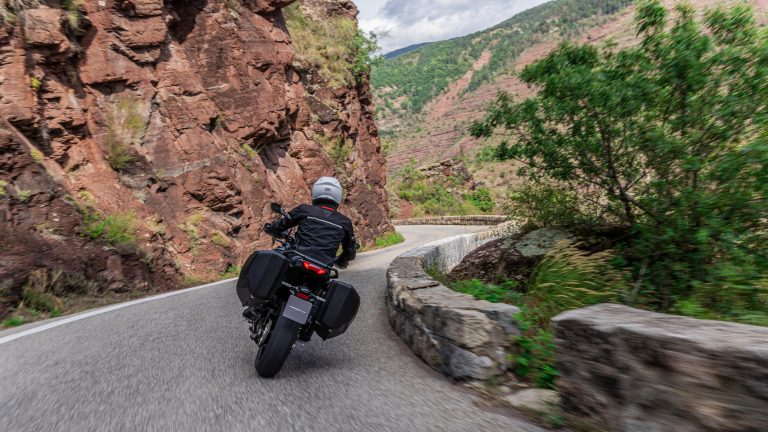 2025-Yamaha-MT09ATRDX-EU-Tech_Back-Action-009-03