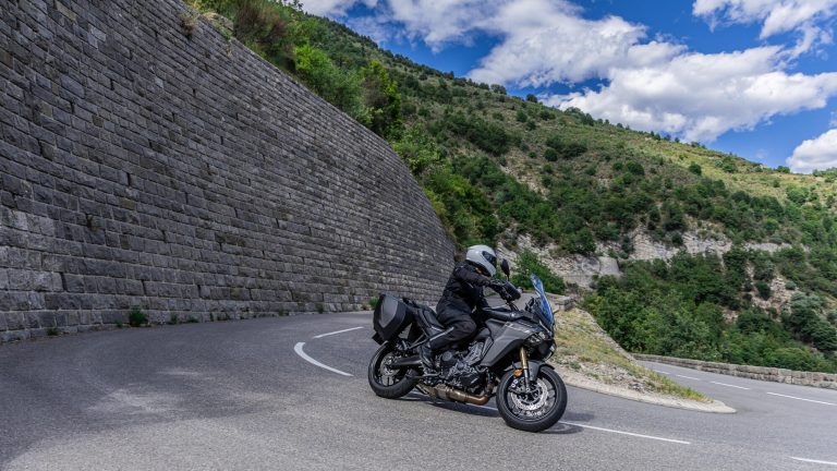 2025-Yamaha-MT09ATRDX-EU-Tech_Back-Action-010-03