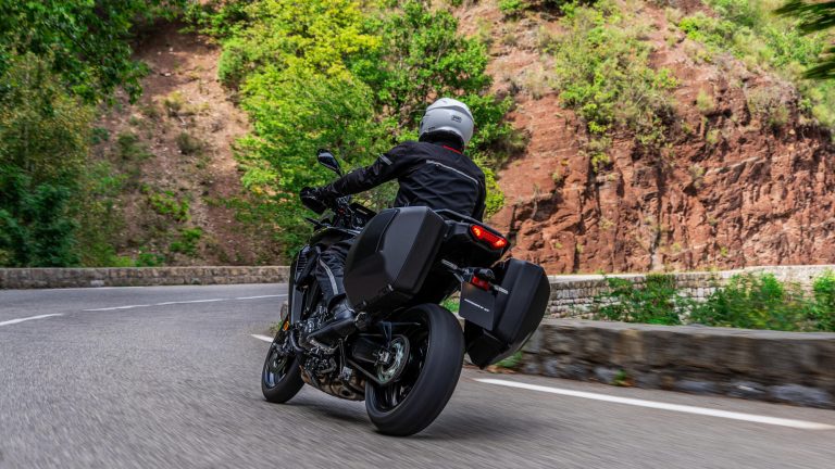 2025-Yamaha-MT09ATRDX-EU-Tech_Back-Action-012-03