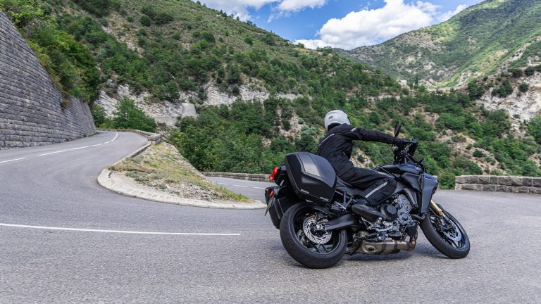 2025-Yamaha-MT09ATRDX-EU-Tech_Back-Action-014-03