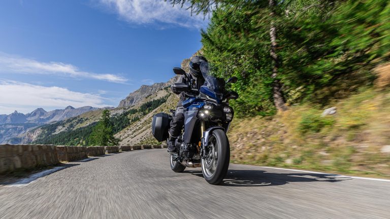 2025-Yamaha-MT09ATRDXCS-EU-Cobalt_Blue-Action-002-03