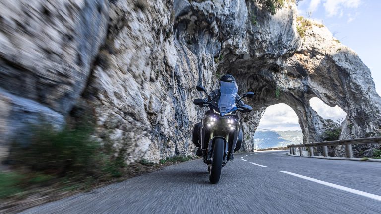 2025-Yamaha-MT09ATRDXCS-EU-Cobalt_Blue-Action-009-03