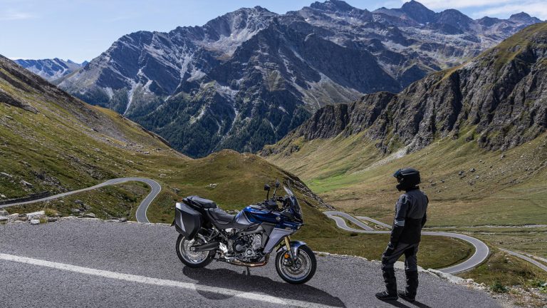 2025-Yamaha-MT09ATRDXCS-EU-Cobalt_Blue-Static-006-03