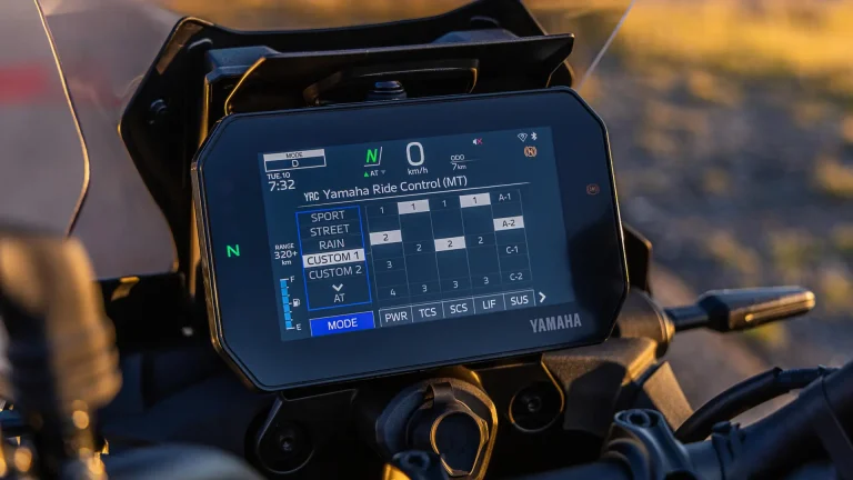 2025-Yamaha-MT09ATRDXCS-EU-Detail-010-03