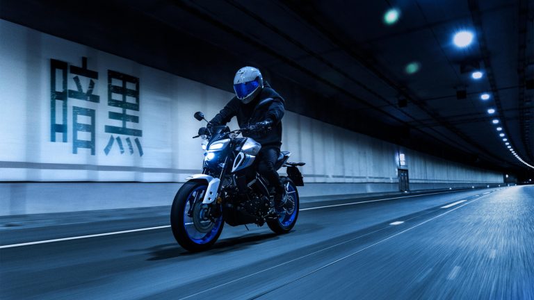 2025-Yamaha-MT125A-EU-Ice_Storm-Action-006-03