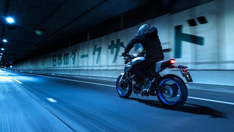 2025-Yamaha-MT125A-EU-Ice_Storm-Action-007-03