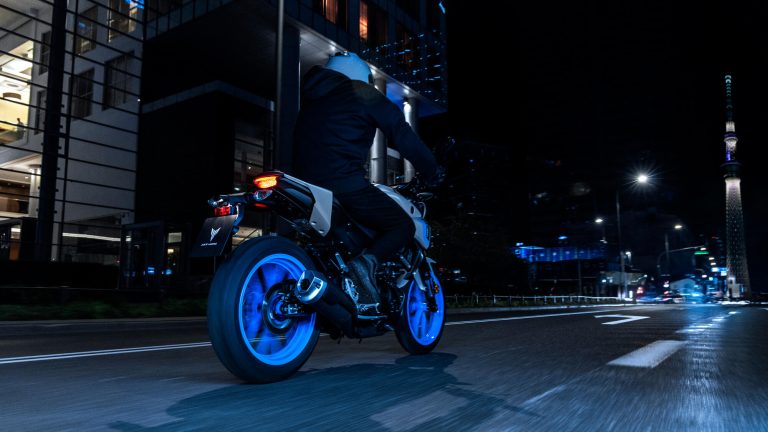 2025-Yamaha-MT125A-EU-Ice_Storm-Action-010-03