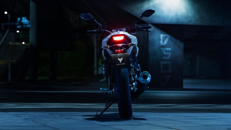 2025-Yamaha-MT125A-EU-Ice_Storm-Static-011-03