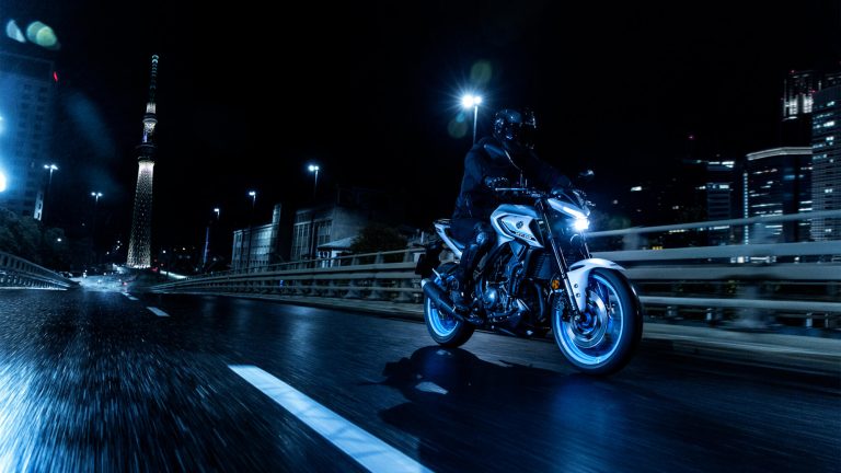 2025-Yamaha-MT320-EU-Ice_Storm-Action-001-03