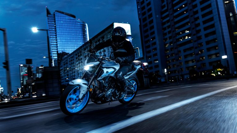 2025-Yamaha-MT320-EU-Ice_Storm-Action-004-03