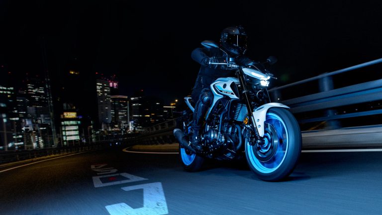 2025-Yamaha-MT320-EU-Ice_Storm-Action-005-03