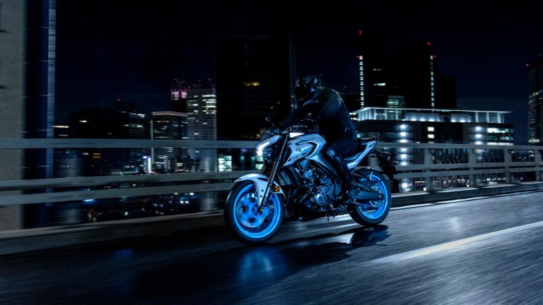 2025-Yamaha-MT320-EU-Ice_Storm-Action-008-03