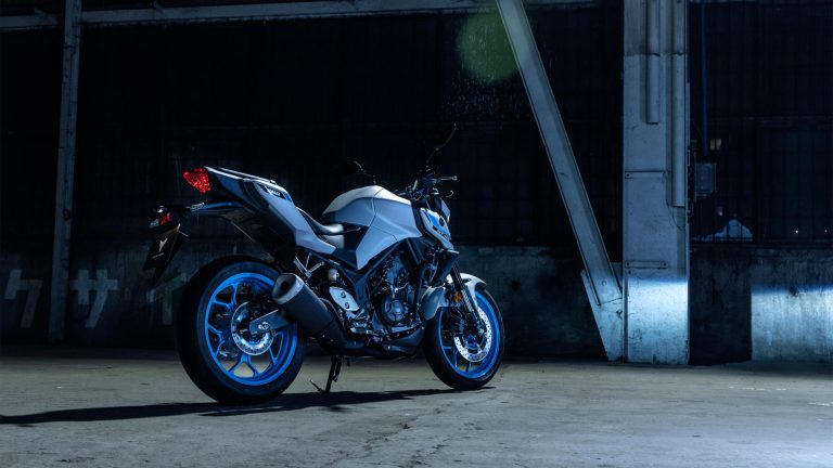 2025-Yamaha-MT320-EU-Ice_Storm-Static-007-03