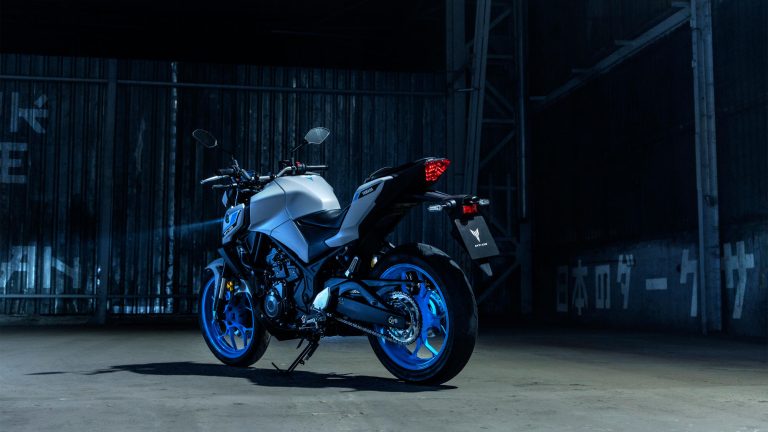 2025-Yamaha-MT320-EU-Ice_Storm-Static-010-03
