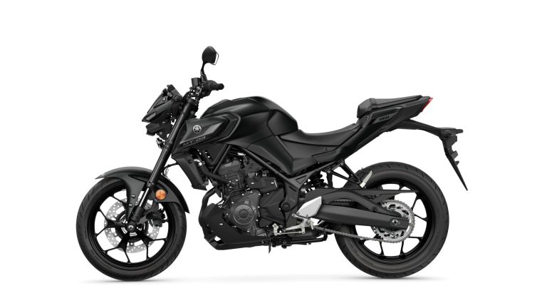 2025-Yamaha-MT320-EU-Midnight_Black-Studio-004-03