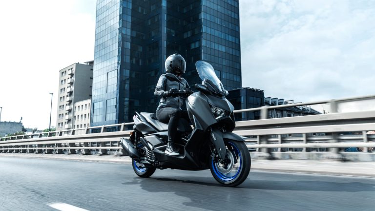 2025-Yamaha-XMAX125A-EU-Icon_Black_-Action-003-03