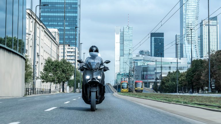 2025-Yamaha-XMAX125A-EU-Icon_Black_-Action-004-03