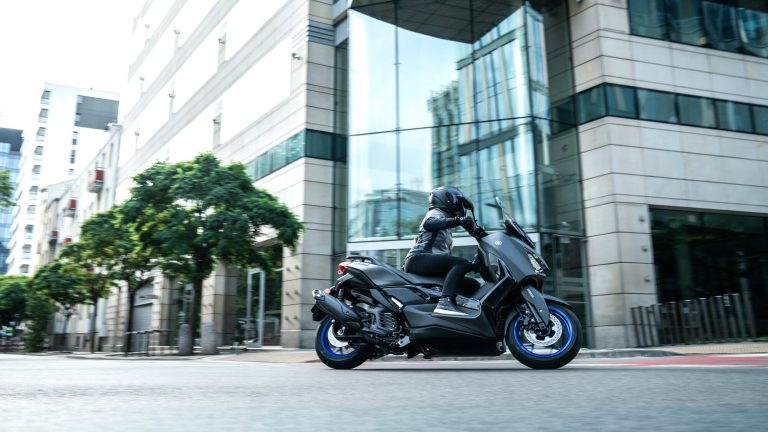 2025-Yamaha-XMAX125A-EU-Icon_Black_-Action-005-03