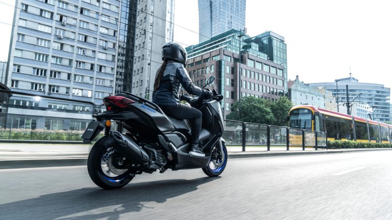2025-Yamaha-XMAX125A-EU-Icon_Black_-Action-007-03