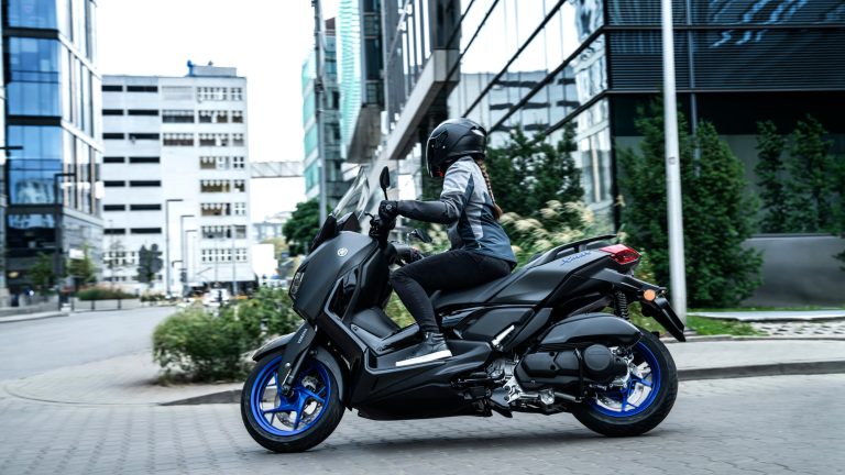 2025-Yamaha-XMAX125A-EU-Icon_Black_-Action-014-03