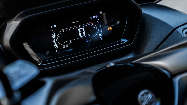 2025-Yamaha-XMAX300A-EU-Icon_Black-Detail-001-03