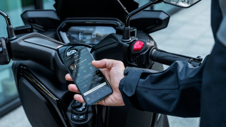 2025-Yamaha-XMAX300A-EU-Icon_Black-Detail-002-03