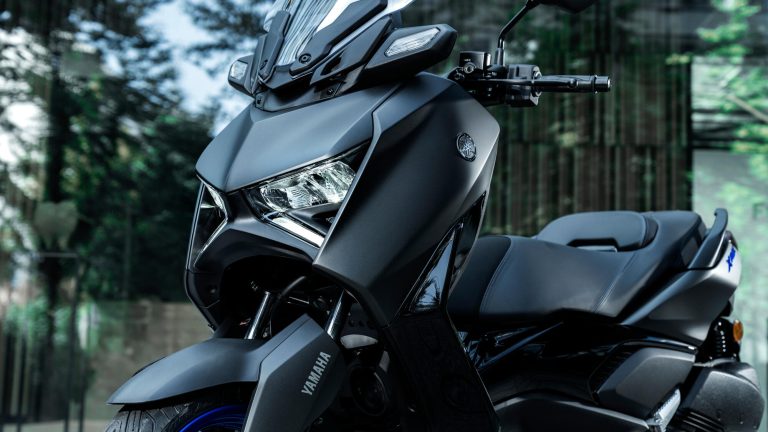 2025-Yamaha-XMAX300A-EU-Icon_Black-Detail-003-03