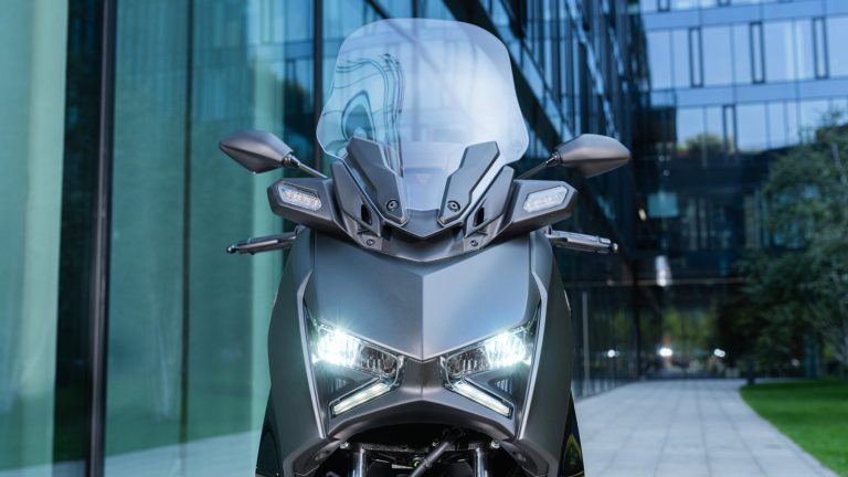 2025-Yamaha-XMAX300A-EU-Icon_Black-Detail-004-03