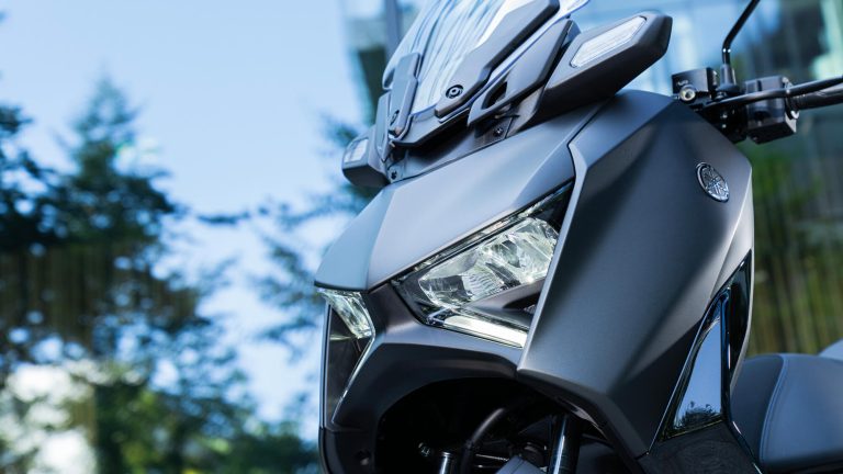 2025-Yamaha-XMAX300A-EU-Icon_Black-Detail-006-03