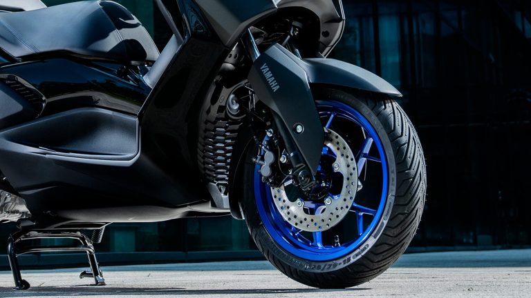2025-Yamaha-XMAX300A-EU-Icon_Black-Detail-010-03