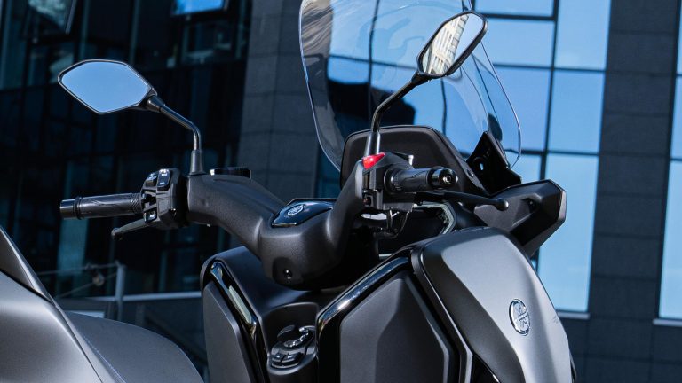 2025-Yamaha-XMAX300A-EU-Icon_Black-Detail-012-03
