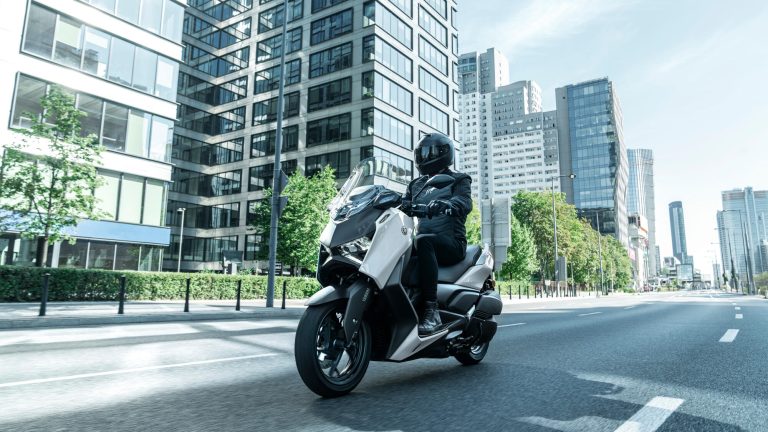 2025-Yamaha-XMAX300ASV-EU-Ceramic_Grey-Action-001-03