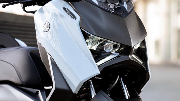 2025-Yamaha-XMAX300ASV-EU-Ceramic_Grey-Detail-003-03